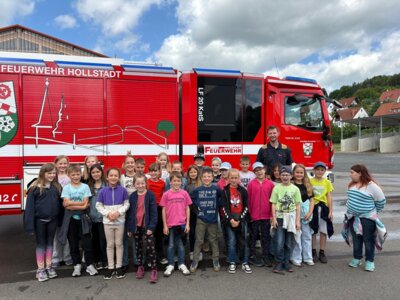 Foto des Albums: Die dritten Klassen zu Besuch bei der Feuerwehr in Hollstadt