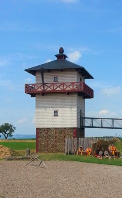 Der h&ouml;lzerne  Pinienzapfen auf dem Wachturm beim Limeskastell in Pohl  (Bild vergr&ouml;&szlig;ern)