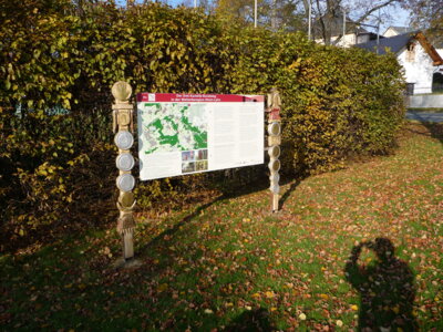 Besondere Schildertr&auml;ger schm&uuml;cken den 2009 er&ouml;ffneten Drei-Kastelle-Rundweg in Bettendorf  (Bild vergr&ouml;&szlig;ern)
