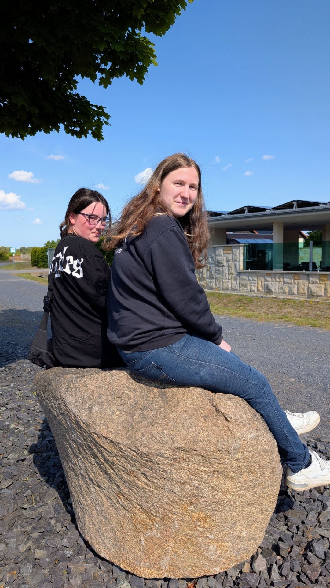 Bild: Zwei Schüler auf Stein sitzend.