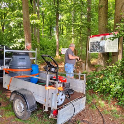 Mit Hochdruck und Bettendorfer Regenwasser an die Schilder im Miehler Pfarrhofen  (Bild vergr&ouml;&szlig;ern)