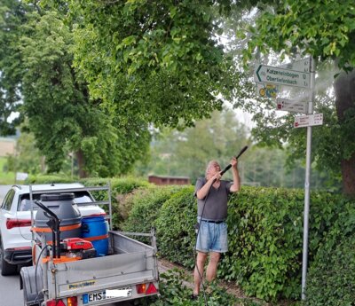 zegten 3 KR Wegweiser die  Richtung zum  Pfarrhofen  (Bild vergr&ouml;&szlig;ern)