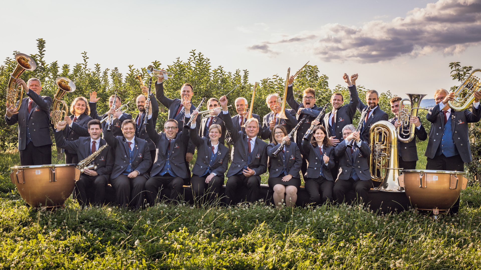 Bild: MVM Gruppe jubelnd HEADER