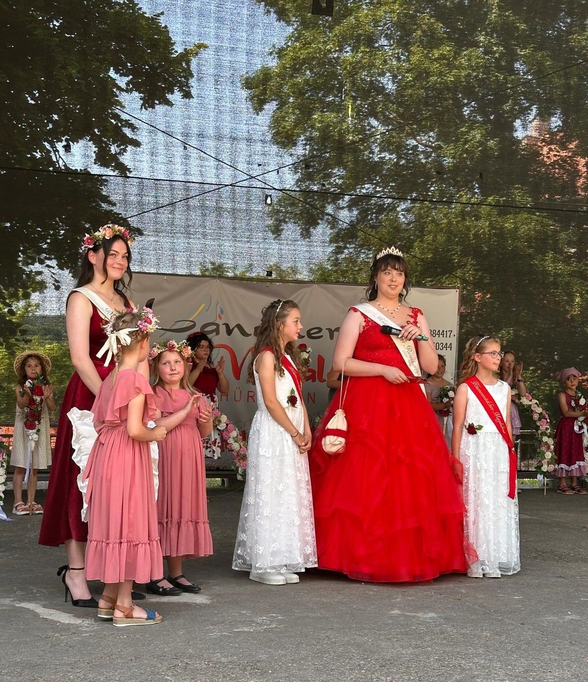 Bild: Die scheidende Rosenkönigin Merritt übergab gemeinsam mit ihren Blumenmädchen Lisa und Freya das Zepter an ihre Nachfolgerin Michelle, die künftig mit Magdalena und Sophia als neue Blumenmädchen die Stadt Kranichfeld vertreten wird.