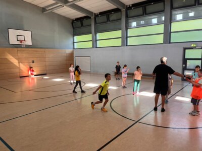 Foto des Albums: Handball-Schulaktionswoche: Sportliche Vielfalt für Zweitklässler