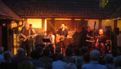 Fotoalbum Ralph Schüller & die Liedertour spielen zusammen mit Gunter (Knut) Schwarz und Ralf Trotter Schmidt im Pfarrhof auf