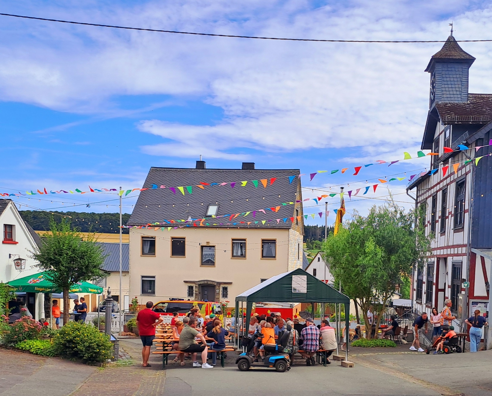 Bild: Der gesamte Dorfplatz lud zum Feiern ein