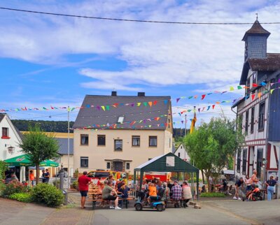 Der gesamte Dorfplatz lud zum Feiern ein  (Bild vergr&ouml;&szlig;ern)