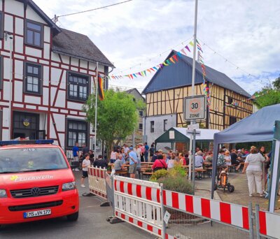 ...ein  angenehmer Dorftag zwischen Gemeindehaus, Betho-Scheune und Feuerwehrhaus  (Bild vergr&ouml;&szlig;ern)