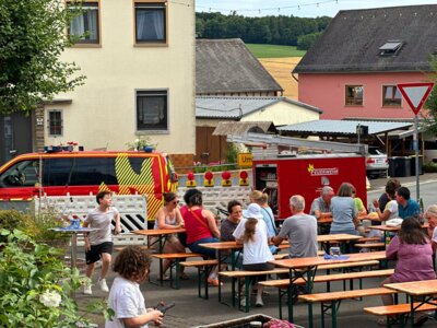 ...die ersten G&auml;ste kamen zur Kaffeezeit  (Bild vergr&ouml;&szlig;ern)