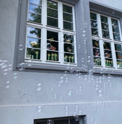 Seifenblasen vor dem Schulgeb&auml;ude  (Bild vergr&ouml;&szlig;ern)