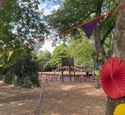 Girlande vor dem Spielplatz  (Bild vergr&ouml;&szlig;ern)