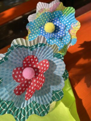 Papierblumen  (Bild vergr&ouml;&szlig;ern)