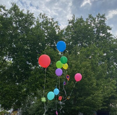 Luftballons fliegen vor B&auml;umen  (Bild vergr&ouml;&szlig;ern)