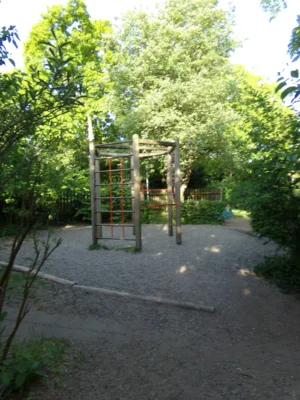 Bild: Kindergarten - Klettergerüst2