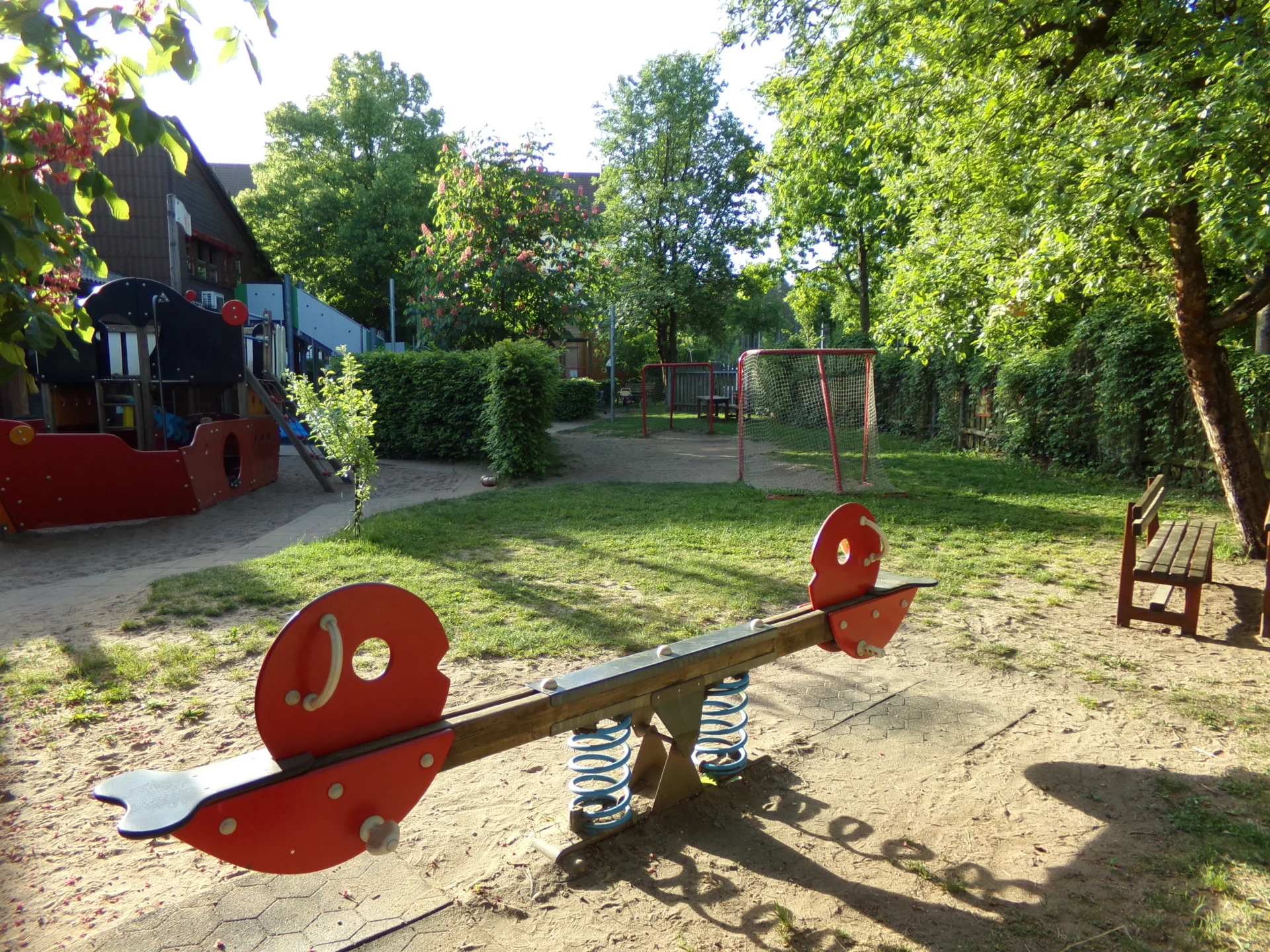 Bild: Kindergarten - Wippe & Bolzplatz
