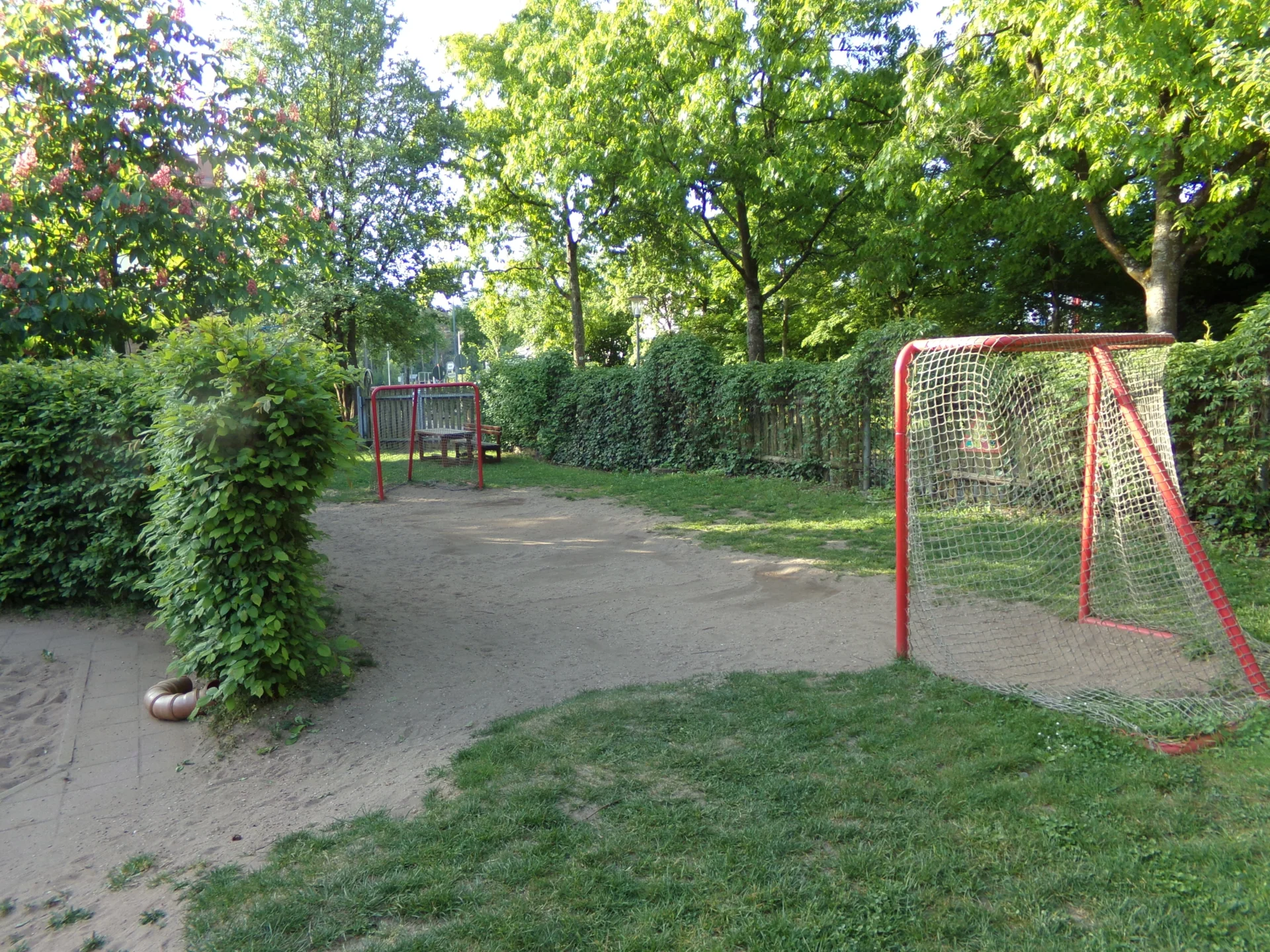Bild: Kindergarten - Bolzplatz