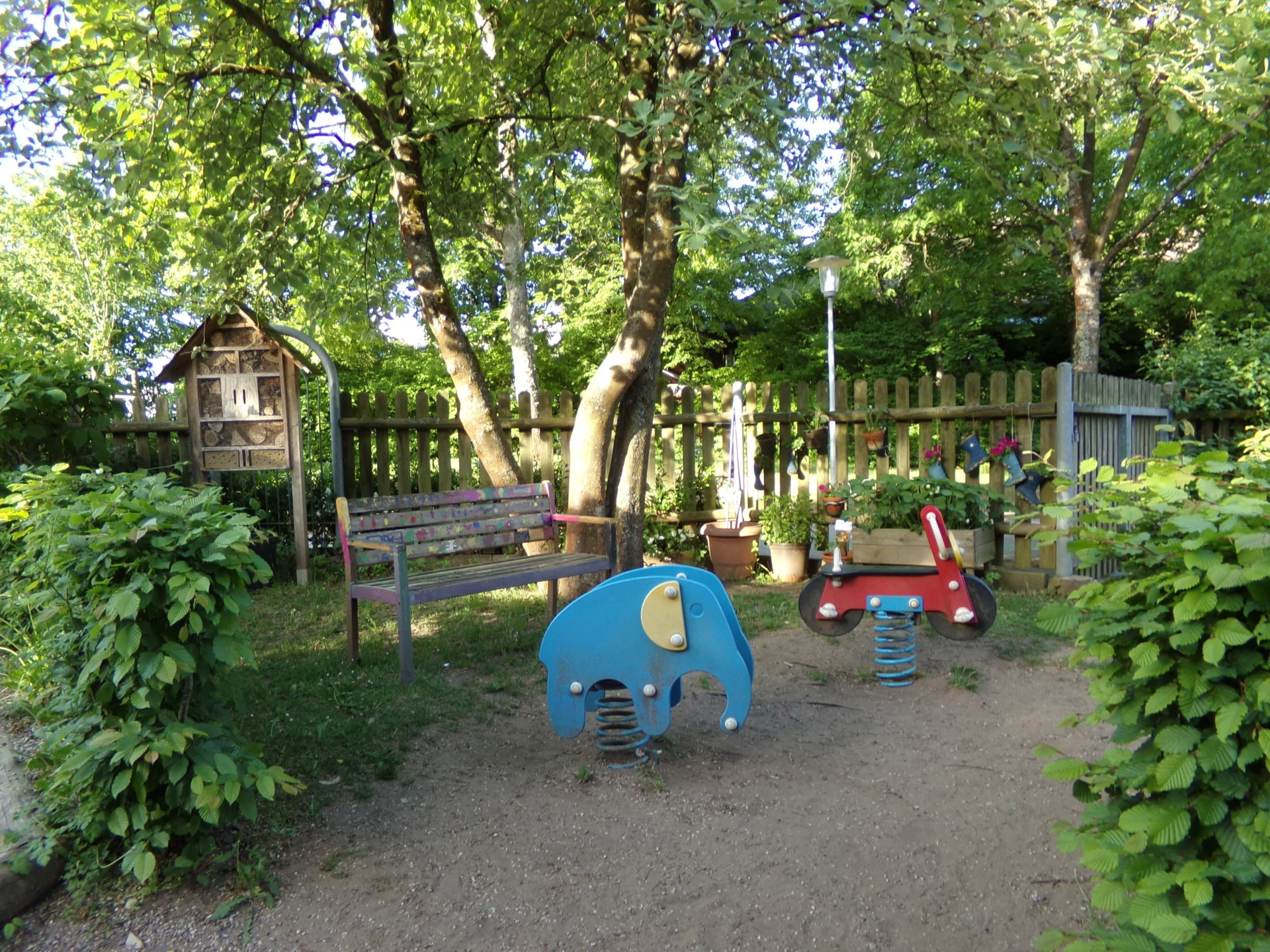 Bild: Kindergarten - Insektenhotel & Wippen