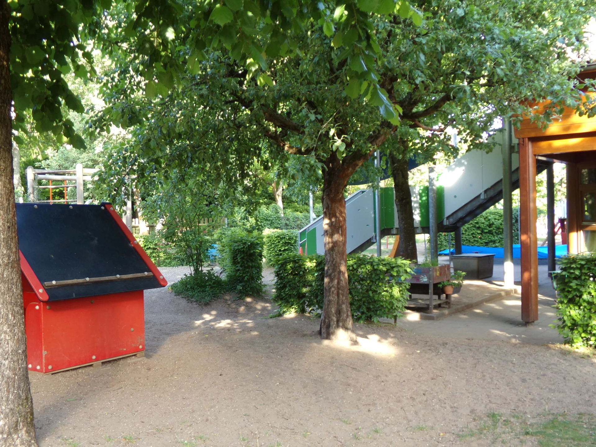 Bild: Kindergarten - Hütte & Apfelbaum