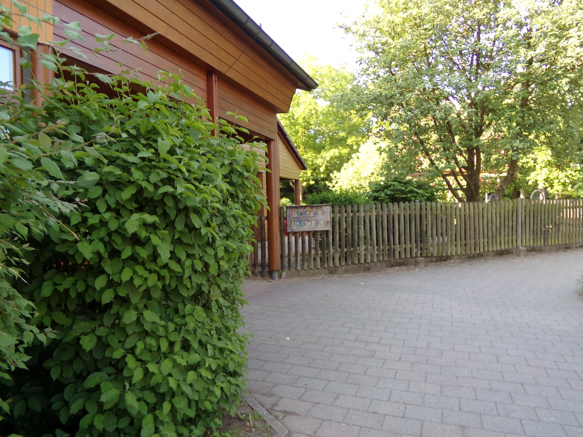 Bild: Eingangsschild - fern