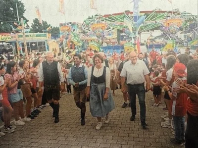 Gut gelaunt ging es ins Festzelt 
