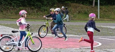 Foto des Albums: Radfahrübung der 2  Klassen - Sicher unterwegs auf zwei Rädern