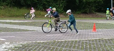 Foto des Albums: Radfahrübung der 2  Klassen - Sicher unterwegs auf zwei Rädern