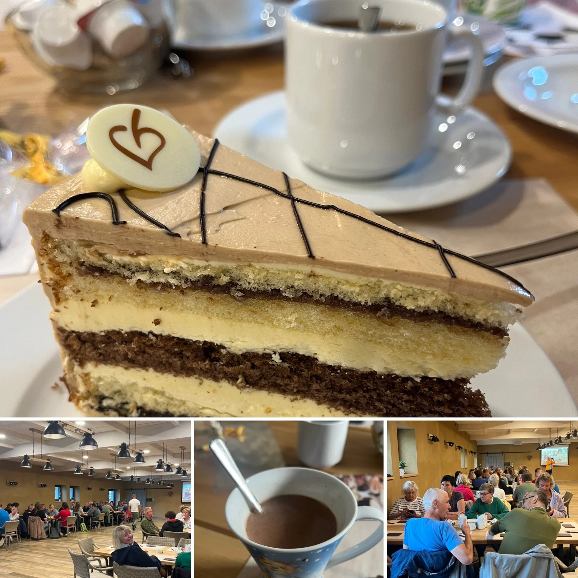 Bild: Torte und Kaffeetasse, Tasse hieße Schokolade, großer Raum mit sitzenden Personen