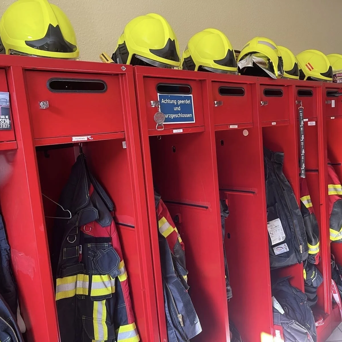 Bild: Spinde mit Feuerwehrkleidung