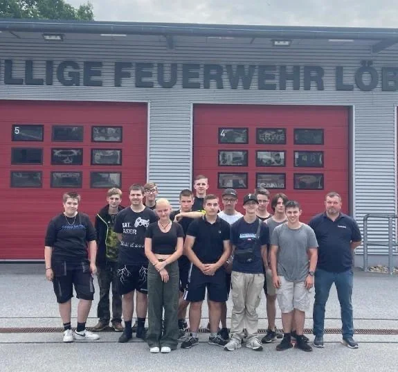 Bild: Personengruppe vor Feuerwehrgebäude Löbau