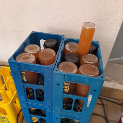 Noch stehen die Flaschen Kopf  (Bild vergr&ouml;&szlig;ern)