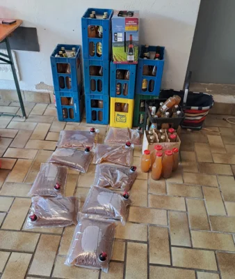 Der erste Apfelsaftvorrat ist fertig  (Bild vergr&ouml;&szlig;ern)