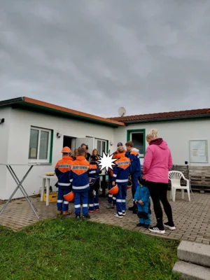 Besuch der Jugendfeuerwehr  (Bild vergr&ouml;&szlig;ern)