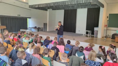 Foto des Albums: Autorenlesung an der Grundschule: Josef Koller begeistert junge Leser