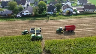 Abtransport der Ernte nach Obertiefenbach  (Bild vergr&ouml;&szlig;ern)