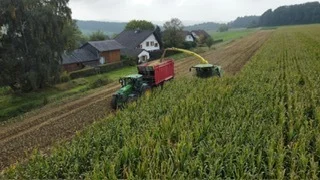 ...auch am n&ouml;rdlichen Ortsrand sind die Landwirte im Einsatz  (Bild vergr&ouml;&szlig;ern)