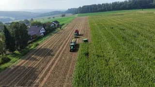 Die Kipperkette sorgt f&uuml;r den Abtransport  (Bild vergr&ouml;&szlig;ern)