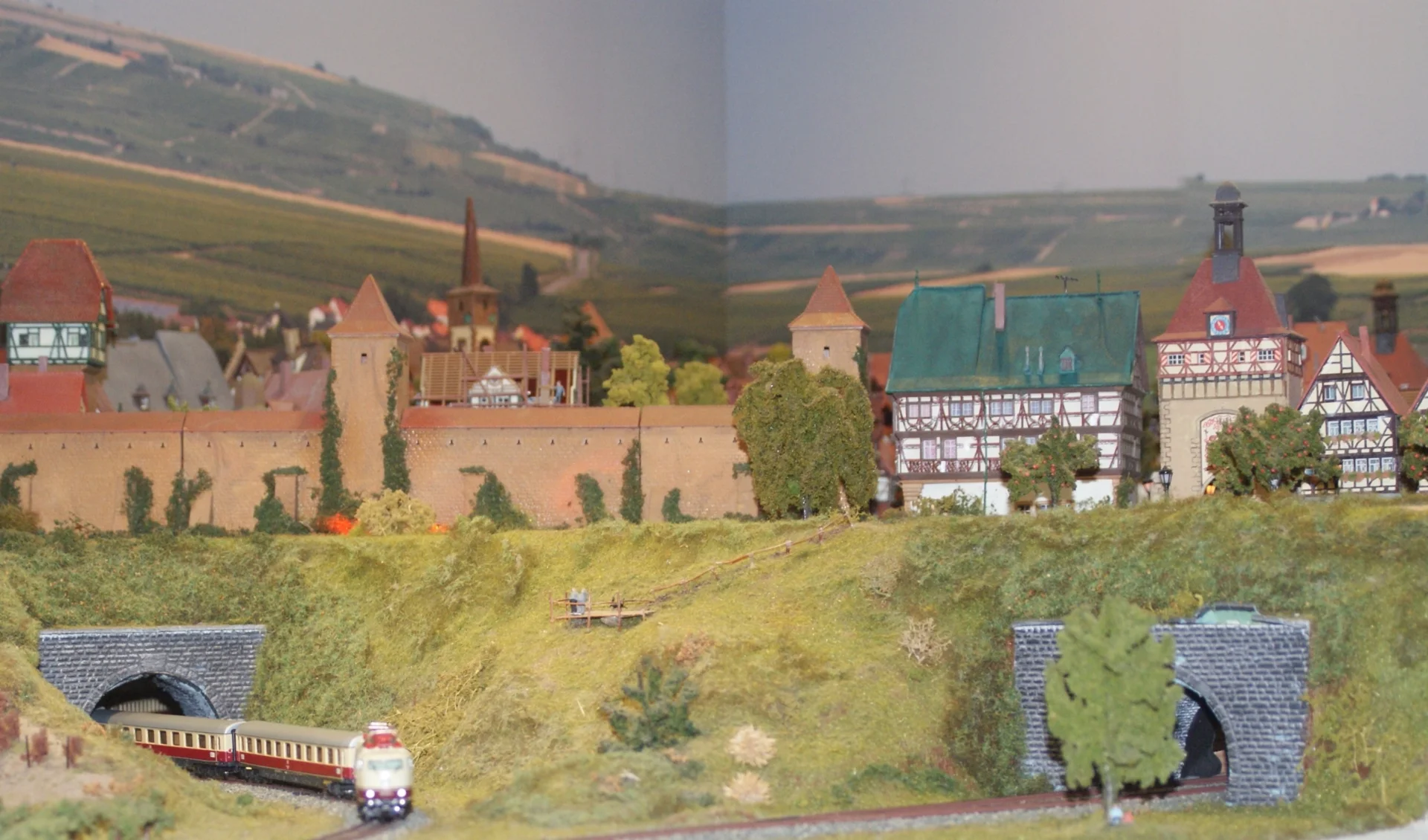 Bild: 002 Blick von den Gleisen