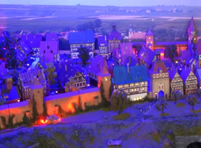 012 Die Stadt schmiegt sich in die Landschaft  (Bild vergr&ouml;&szlig;ern)