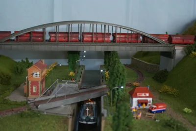 001 Die Z&uuml;ge fahren &uuml;ber dem Modul  (Bild vergr&ouml;&szlig;ern)