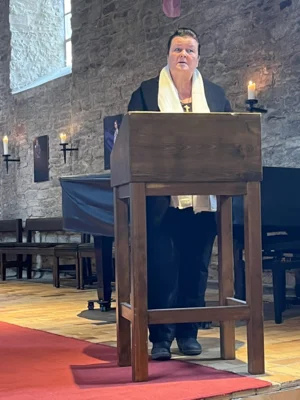 Susanne Rohloff leitete die Liturgie  (Bild vergr&ouml;&szlig;ern)