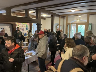 Anschlie&szlig;endes Zusammensein im Vorrraum  (Bild vergr&ouml;&szlig;ern)