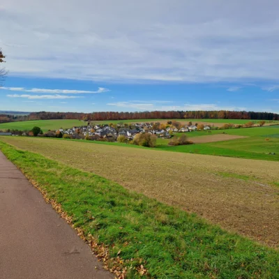 Blick auf Bettendorf vom Loreley-Aar Radweg am Brandholz gesehen.  (Bild vergr&ouml;&szlig;ern)