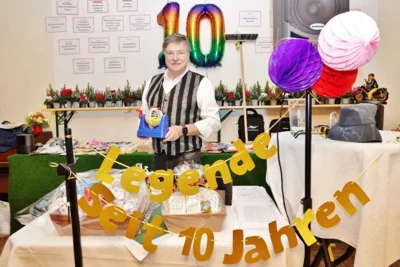 Legende seit 10 Jahren - Dierk Harder mit Bingo-Maschine 