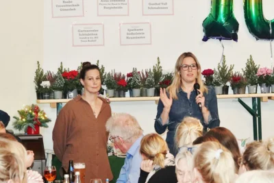 Begr&uuml;&szlig;ung durch Frederike Harder (re ) und Nina H&uuml;ttinger 