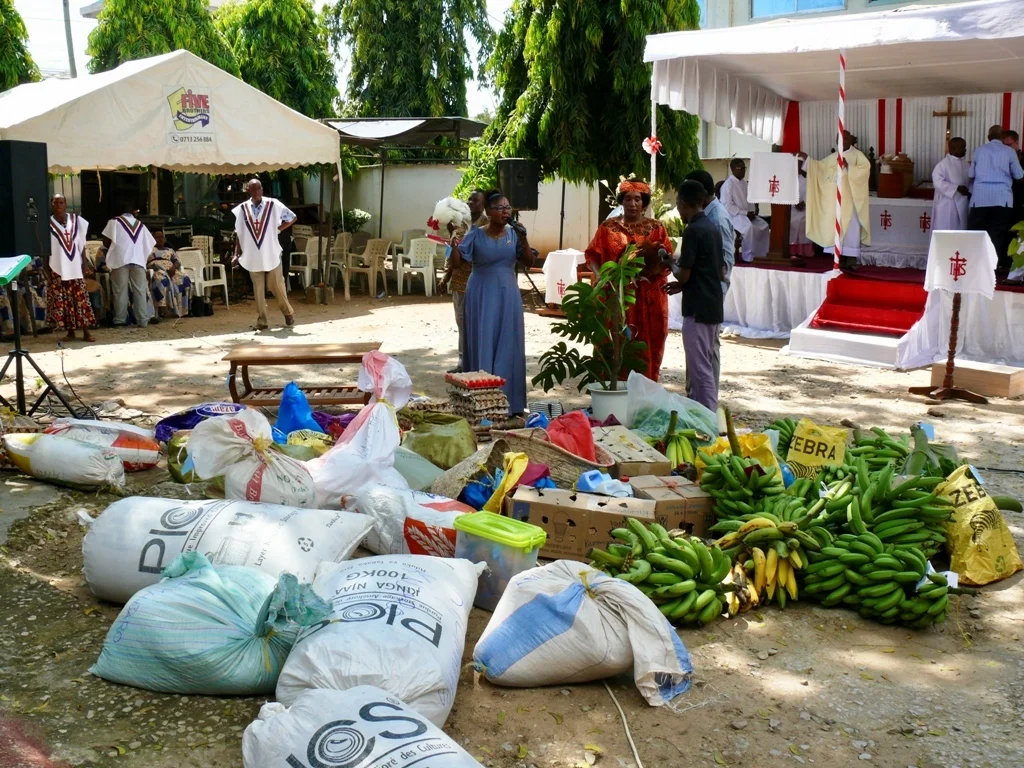 Bild: Bild von Erntedankauktion im Rahmen des Gottesdienstes
