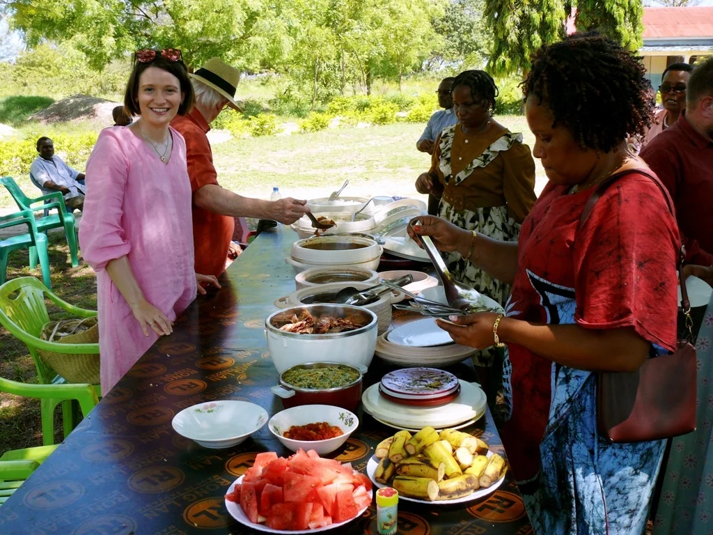 Bild: Buffet bei der Kirchengemeinde Pangani
