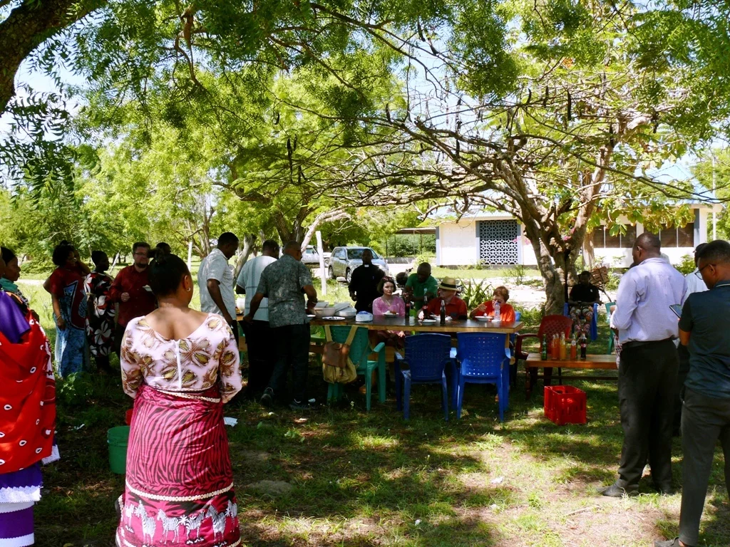 Bild: Gemeinsames Mittagessen in der Kirchengemeinde Pangani