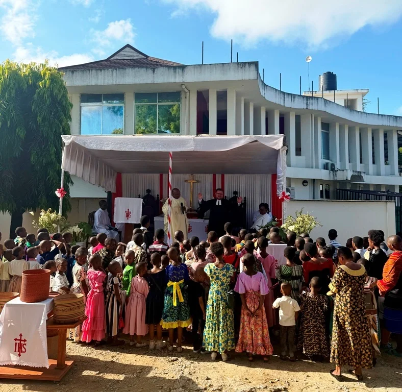 Bild: Segnung der Kinder der Gemeinde im Gottesdienst