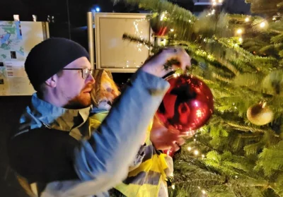 Auch gro&szlig;e Leute packen mit an 